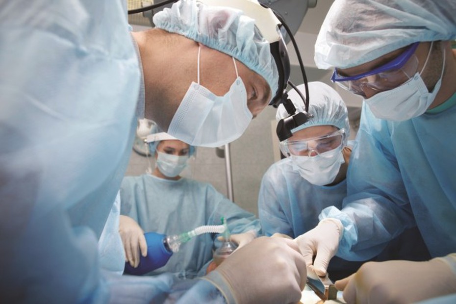 Đang ngủ bị máy trộn bê tông đè vỡ tim, may mắn được cứu sống