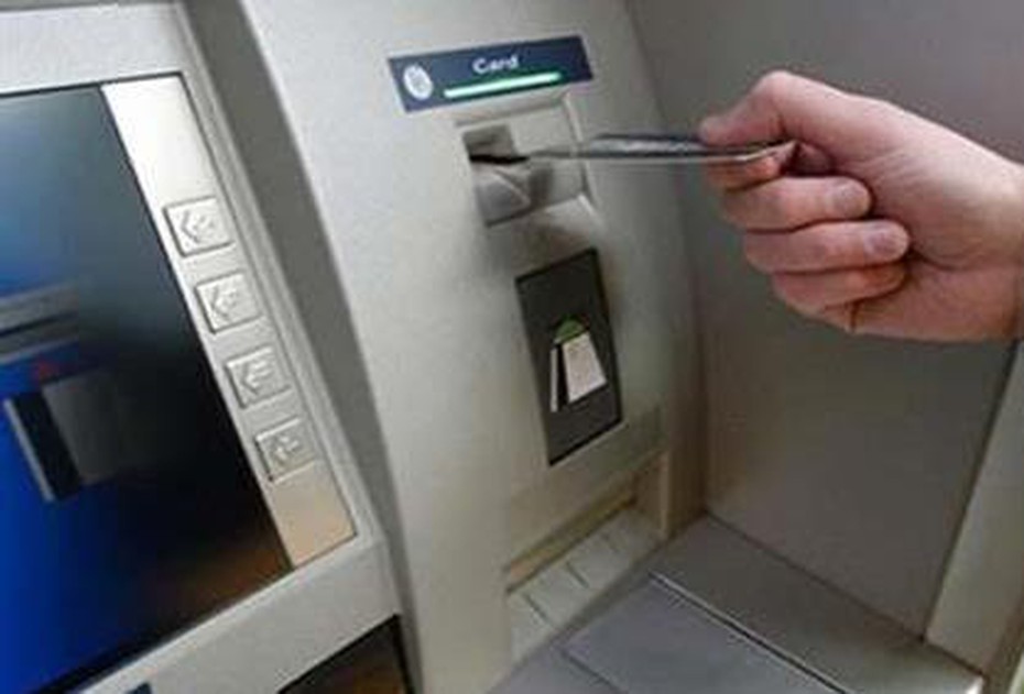 Tạm giữ đối tượng bất ngờ giật tiền sau khi hướng dẫn nạn nhân rút từ ATM