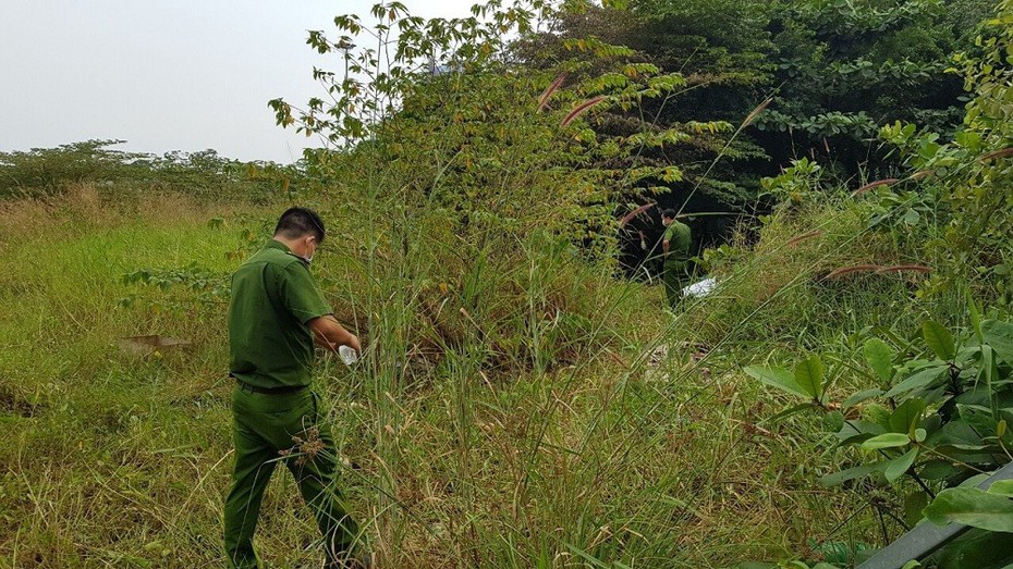 Người dân tá hỏa khi phát hiện xác phụ nữ cháy sém bên vệ đường