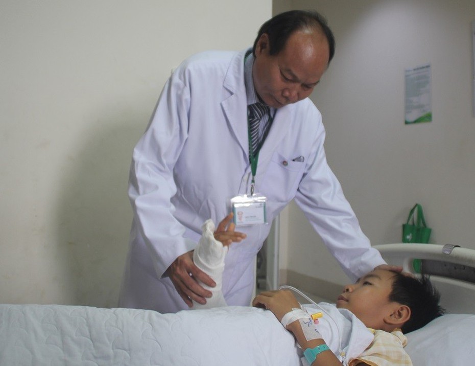 Phẫu thuật thành công cho bé trai bị trật chỏm quay đơn độc ở khủy tay