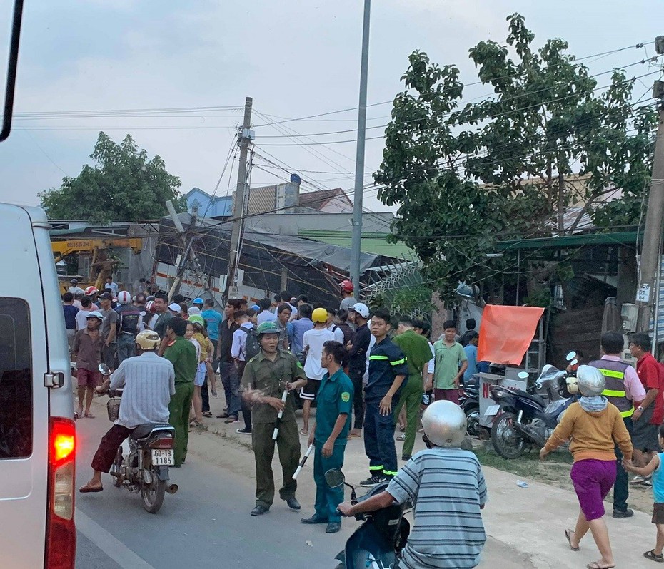 Xe tải tông sập 2 ngôi nhà, 2 người thiệt mạng