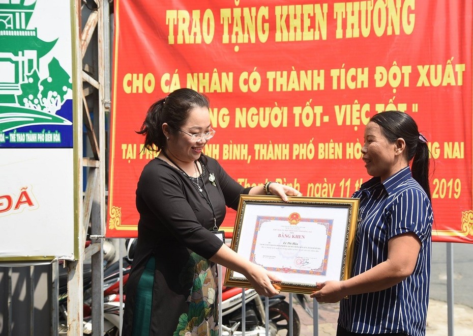 Tặng bằng khen cho người phụ nữ bán vé số trả lại tiền nhặt được