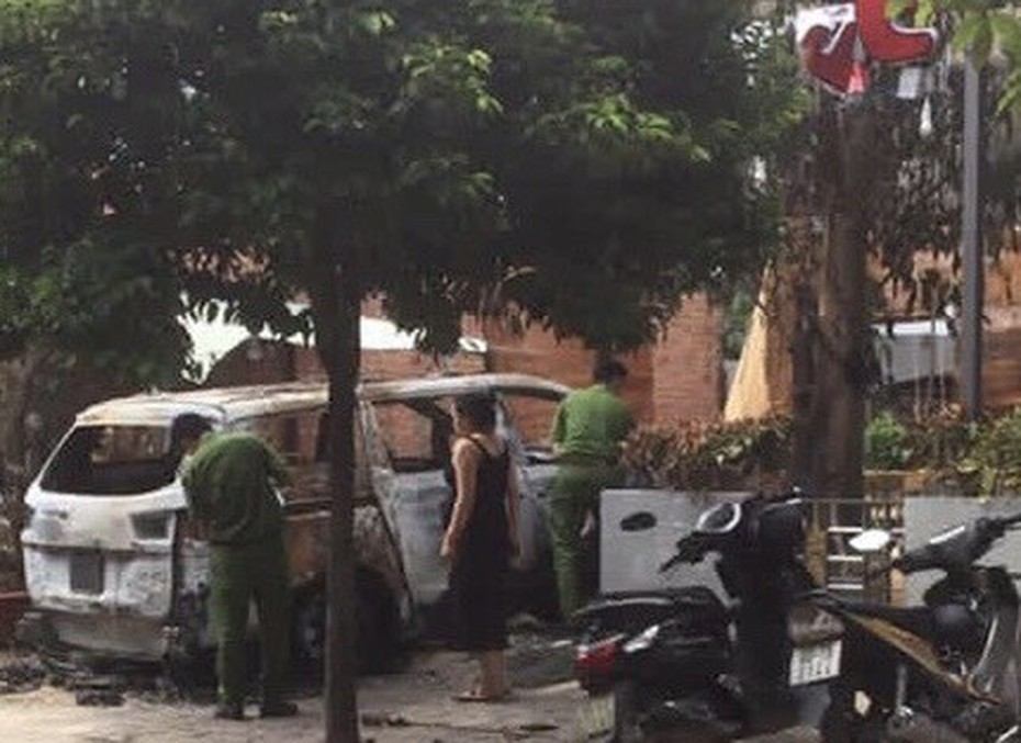 Điều tra nghi án ném bom xăng, một quán cà phê sắp khai trương bị cháy rụi