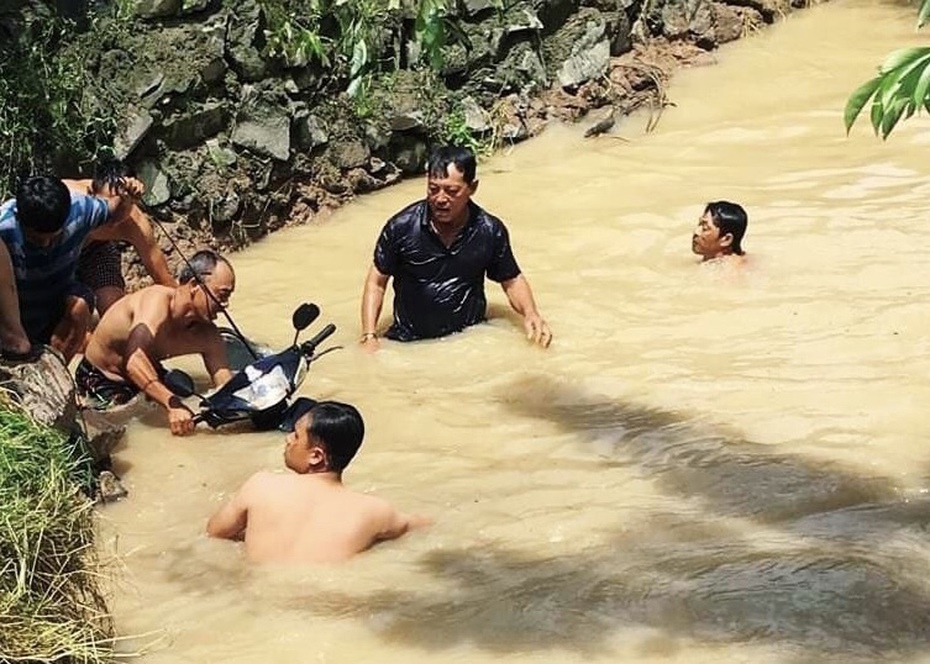 Mưa lớn ngập cầu dân sinh, một thợ hồ bị cuốn trôi tử vong