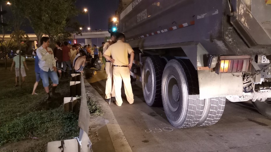 Chạy sai làn đường, hai vợ chồng bị xe ben tông thương vong