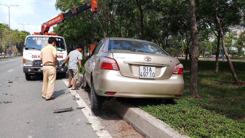 Va chạm xe cứu hỏa, taxi chở 4 người văng lên lề đường