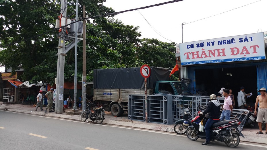 Kinh hoàng cảnh xe tải lao lên vỉa hè tông nát 2 quán ăn