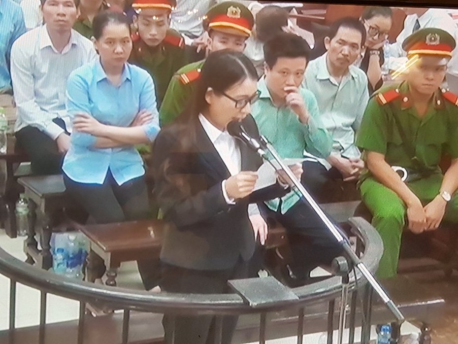 Clip: Thư ký “lột xác” thành Chủ tịch HĐQT khóc xin hưởng án treo