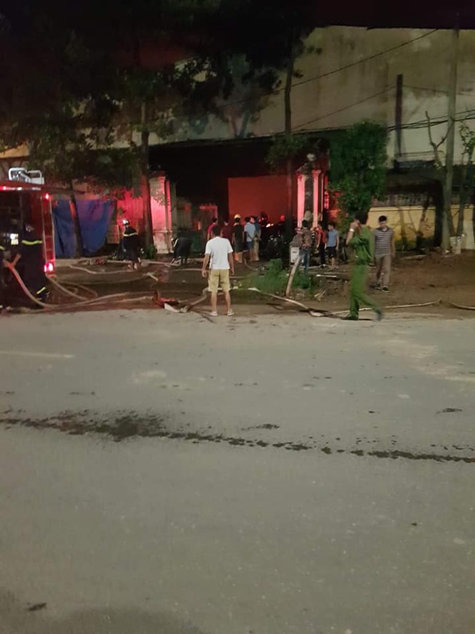 Clip: Hơn 2.000m2 xưởng sản xuất xe máy điện bị thiêu rụi trong đêm
