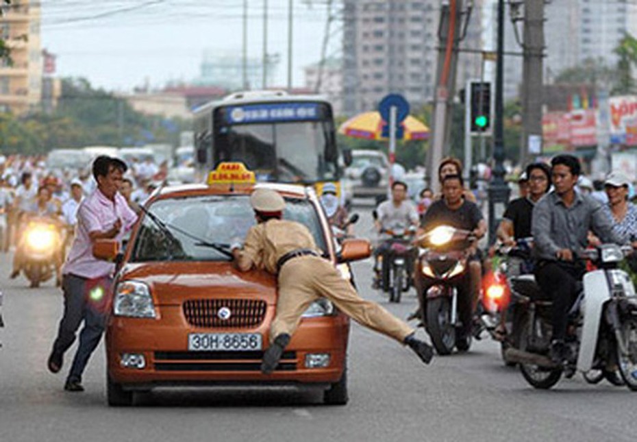 10 năm tù cho lái xe taxi táo tợn hất cảnh sát cơ động lên nắp capo