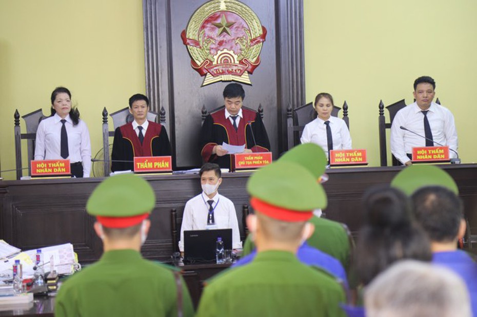 2 bị cáo trong vụ gian lận thi cử Sơn La được trả tự do tại tòa.