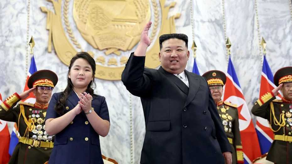 Ông Kim Jong Un và con gái dự lễ duyệt binh mừng quốc khánh Triều Tiên
