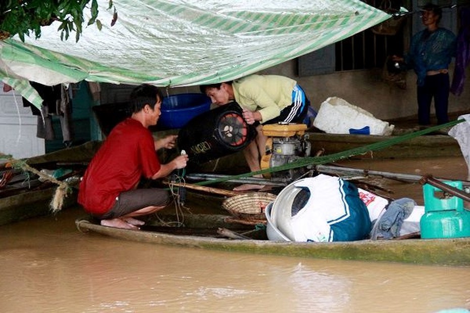 Thanh Hóa: Nguy cơ vỡ đê sông Bưởi, hàng nghìn người dân trắng đêm chạy lũ