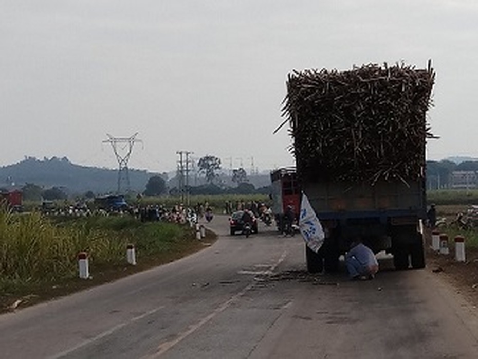 Xe quá tải “lộng hành” trên đường HCM, tiềm ẩn nguy cơ tai nạn cao