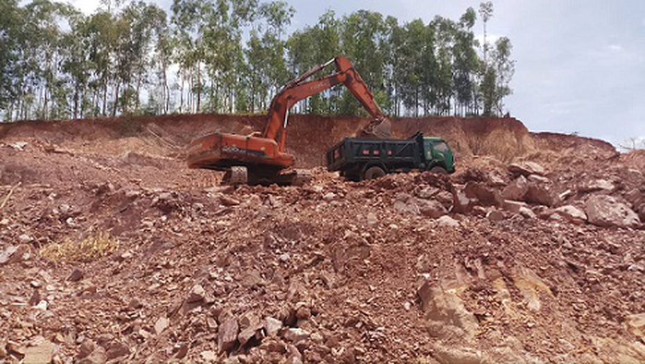 Hà Tĩnh: Doanh nghiệp khai thác đất trái phép núp bóng chương trình NTM