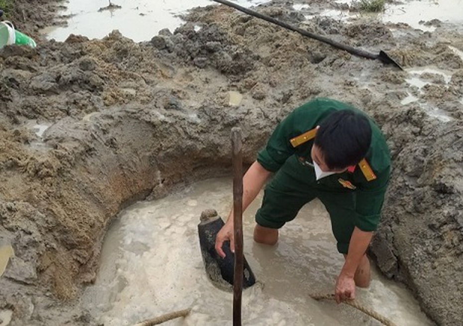 Cải tạo đất ruộng, người dân phát hiện quả bom nặng 250kg
