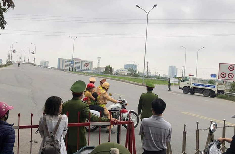 Hình ảnh đẹp: Thiếu tá CSGT dùng xe đặc chủng chở hai mẹ con đi cấp cứu