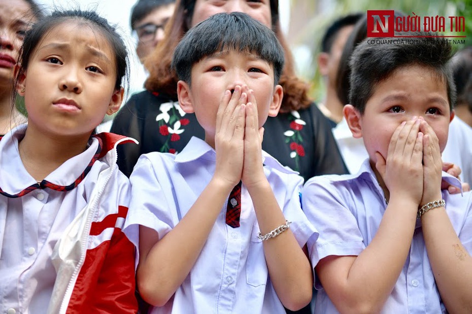 Vụ 8 học sinh đuối nước ở Hòa Bình: Không khí tang thương, nước mắt bao trùm con phố nhỏ