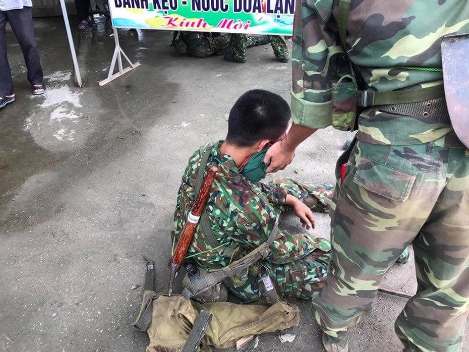Xe quân sự ra thao trường bị lật, hàng chục binh sỹ bị thương