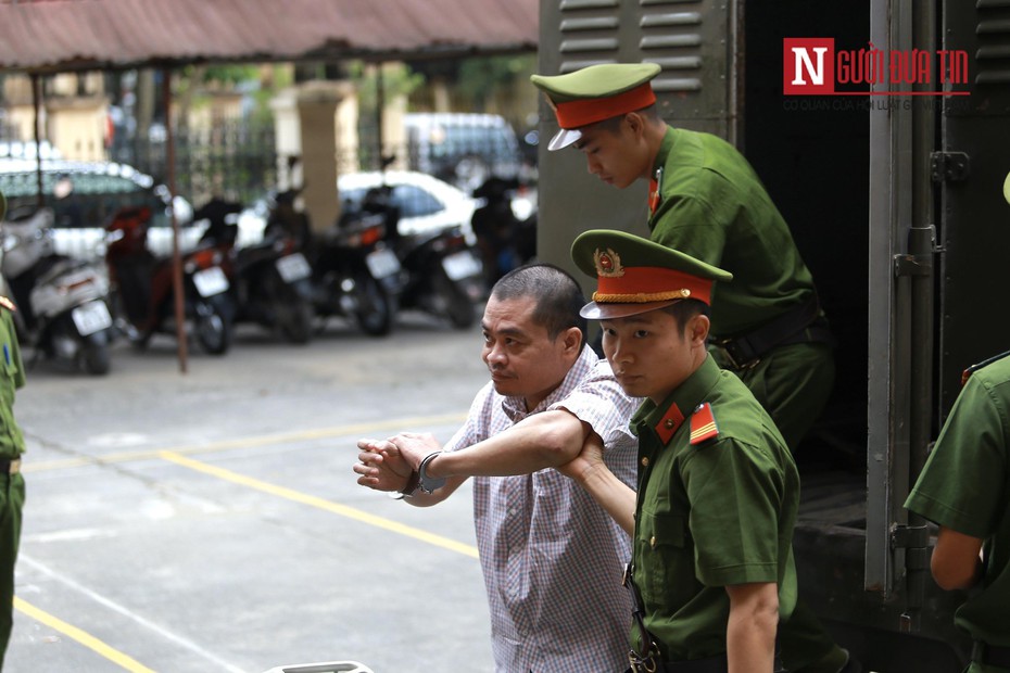 Xét xử gian lận thi cử Hà Giang: Vợ ông Triệu Tài Vinh vắng mặt tại phiên toà