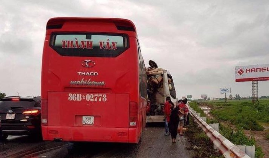 Tai nạn kinh hoàng trên cao tốc Pháp Vân, 10 người bị thương