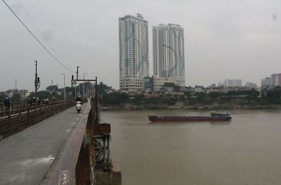 Cấm tàu thuyền qua lại sông Hồng để trục vớt bom dưới cầu Long Biên