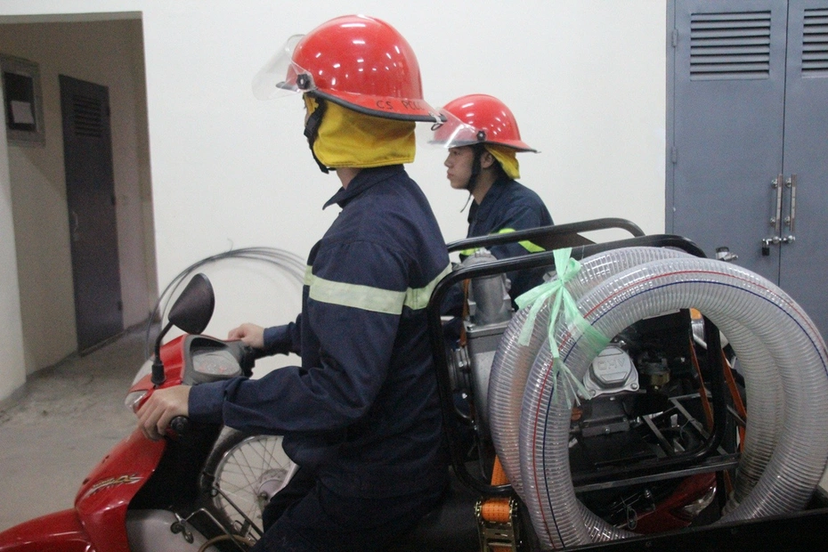 Cận cảnh xe máy cứu hỏa chống tắc đường của Cảnh sát PCC Hà Nội