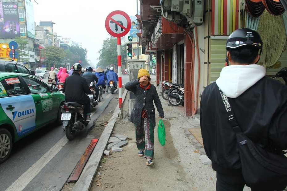 Hà Nội lát vỉa hè bằng đá tự nhiên: Đẹp chưa thấy chỉ thấy... nát