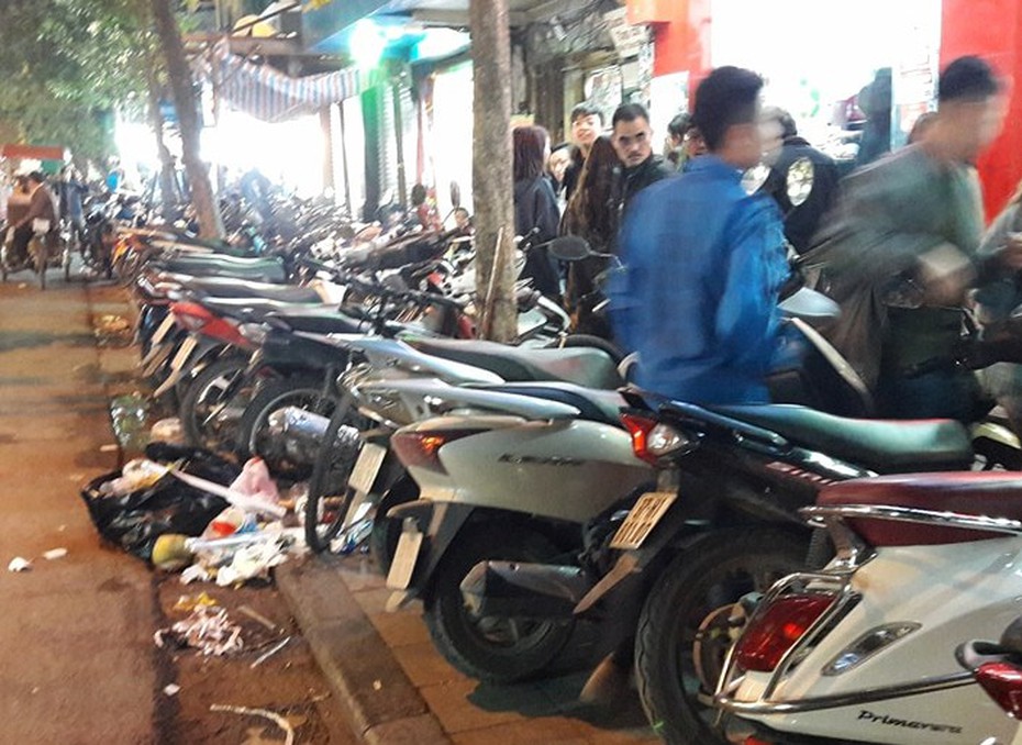 Năm mới ở phố đi bộ hồ Gươm: Trông xe "chặt chém" gấp 20 lần