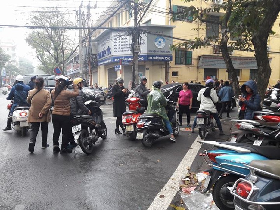 Trông xe “chặt chém” gần tiệm vàng ngày Vía Thần Tài