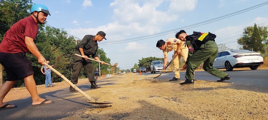 Bình Phước: Kịp thời khắc phục sự cố vết dầu loang trên đường QL14