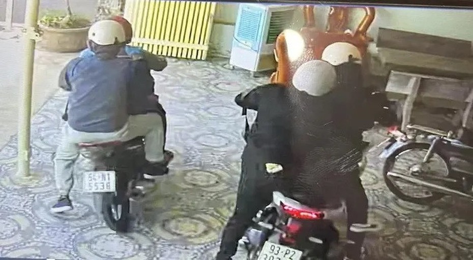 Bình Dương: Truy bắt nhóm đối tượng 2 nam, 2 nữ nghi dùng súng cướp tiệm vàng