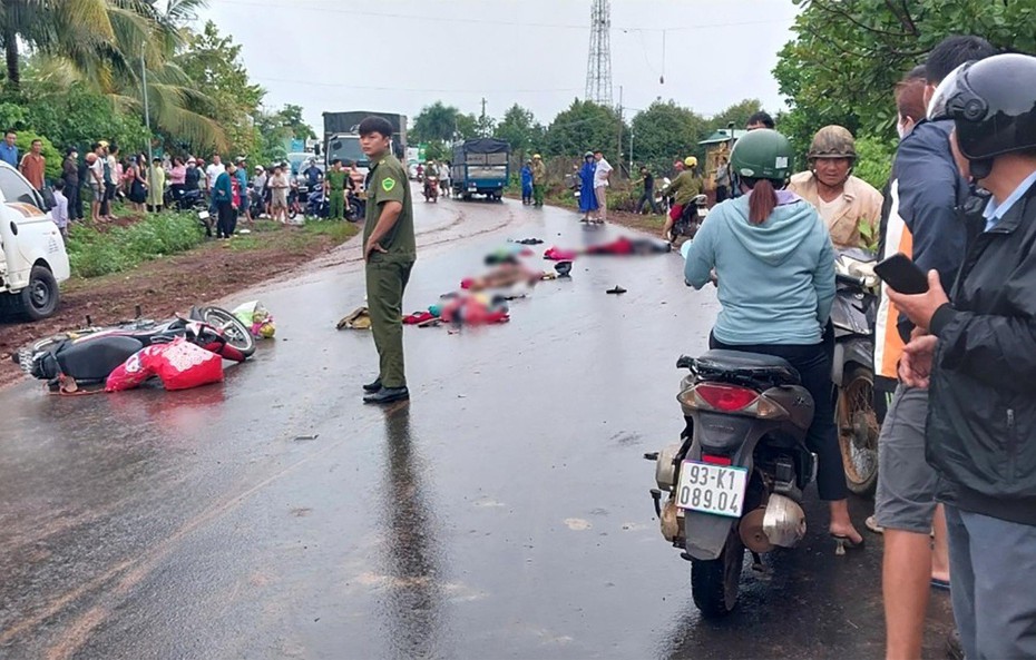 Bình Phước: Xe máy va chạm xe tải, 2 người tử vong tại chỗ