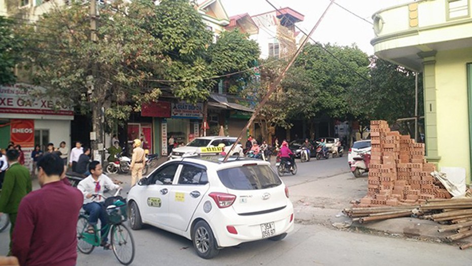 Điều tra vụ thanh sắt rơi trúng taxi khiến một hành khách tử vong