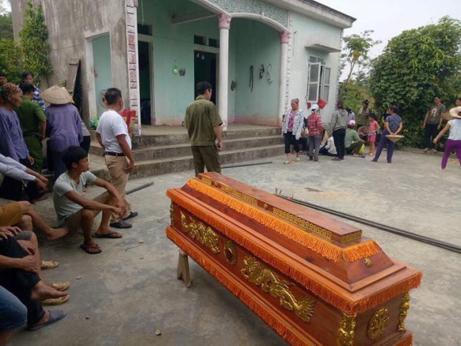 Điều tra vụ chồng biểu hiện tâm thần sát hại vợ ngay tại nhà