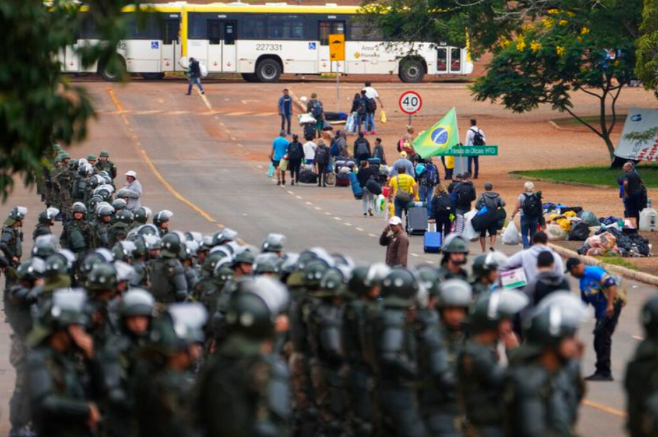 Bạo loạn ở Thủ đô Brazil: Ông Bolsonaro nhập viện, 1.500 người bị bắt