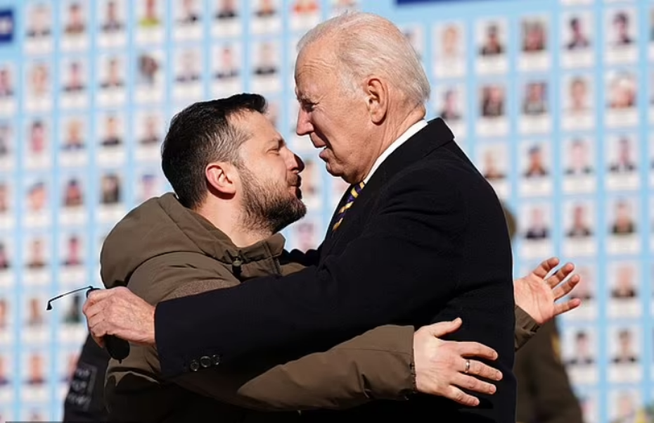 Ông Biden bất ngờ tới Kiev, thảo luận “vũ khí tầm xa” với ông Zelensky