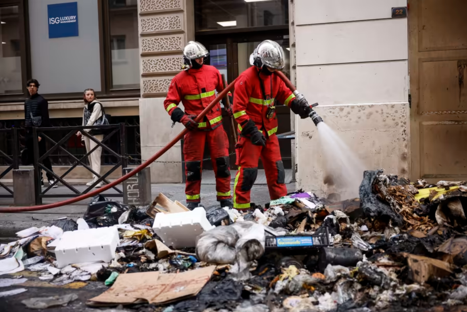 Pháp: Biểu tình khiến 8.000 tấn rác chất đống trên đường phố Paris