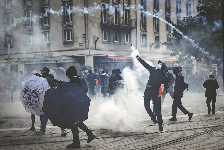 55% dân Pháp ủng hộ biểu tình chống cải cách hưu trí của ông Macron