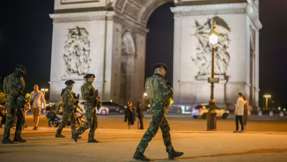 Tổng thống Pháp Macron như “đang đi trên dây” dù bạo loạn đã dịu đi