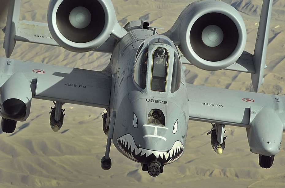 Cường kích “Lợn lòi” A-10 Warthog hộ tống tàu ngầm hạt nhân Mỹ