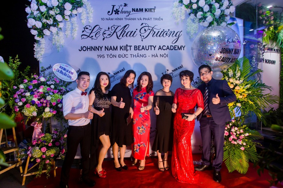 Tưng bừng khai trương Học viện Đào tạo Thẩm mỹ Johnny Nam Kiệt