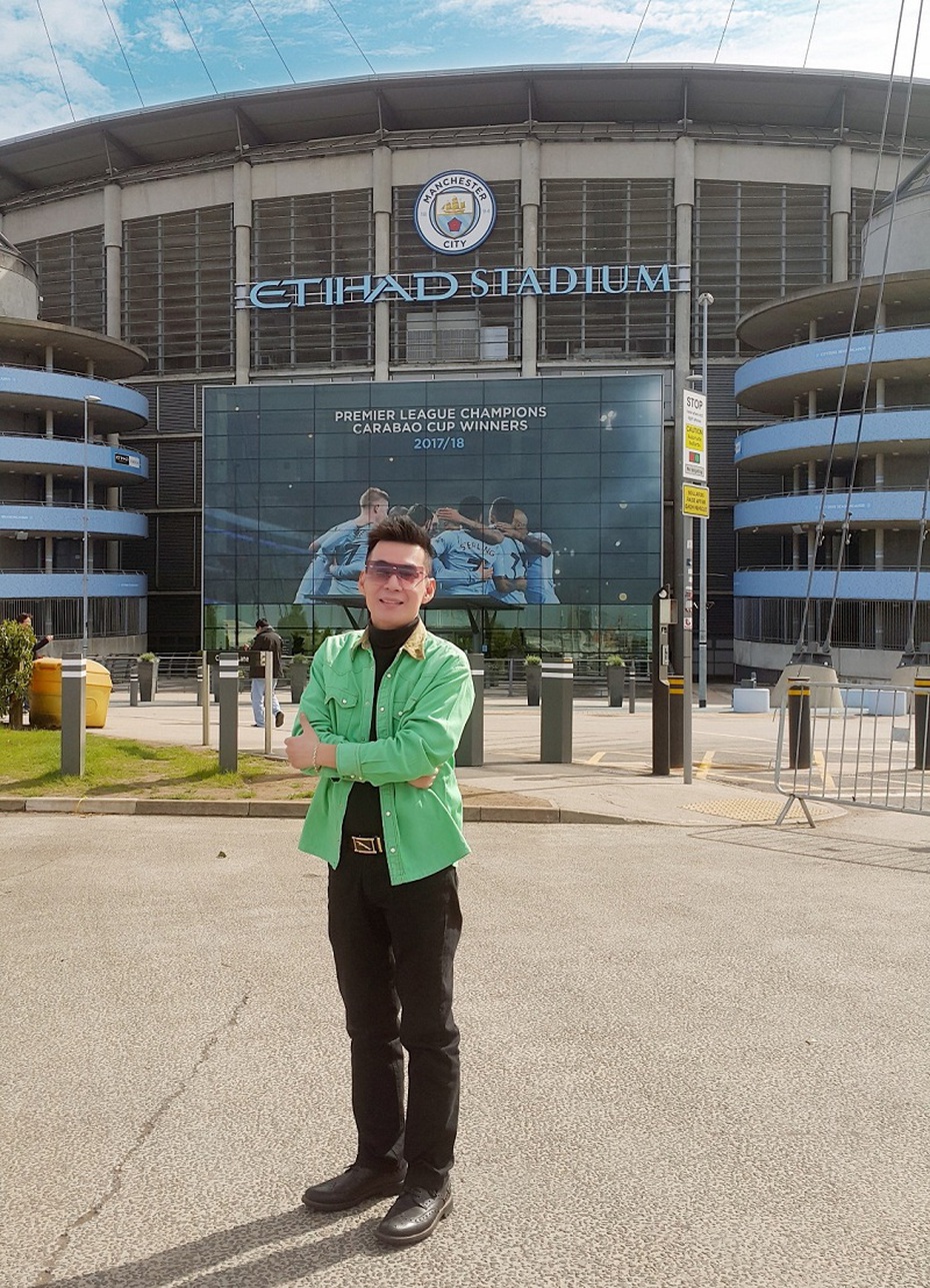 “Lộ diện” nghệ sỹ Việt Nam đầu tiên “check-in” CLB Man City và M.U