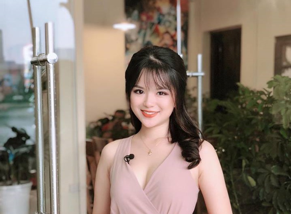 Cô MC - “Hot girl chân ngắn” của VTV luôn tự tin và nổi bật với nước da trắng hồng