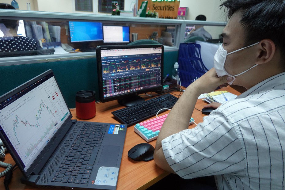 Hơn 250 mã "nằm sàn", VN-Index thủng mốc hỗ trợ 1.000 điểm
