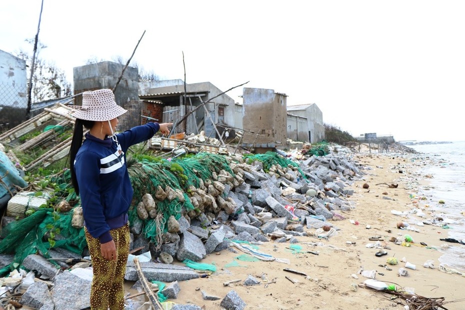 Ninh Thuận: Hàng chục ngôi nhà đứng trước nguy cơ bị cuốn ra biển