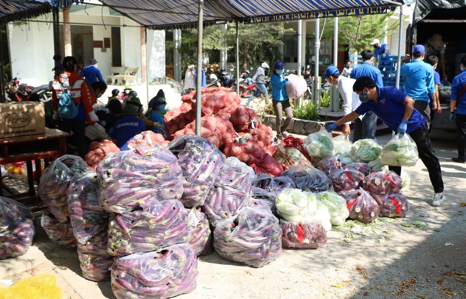 Những tấm lòng thơm thảo ở khu cách ly thôn Văn Lâm 3