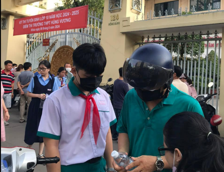 Thi lớp 10 tại Tp.HCM: Phụ huynh hồi hộp chờ con trong ngày thi đầu
