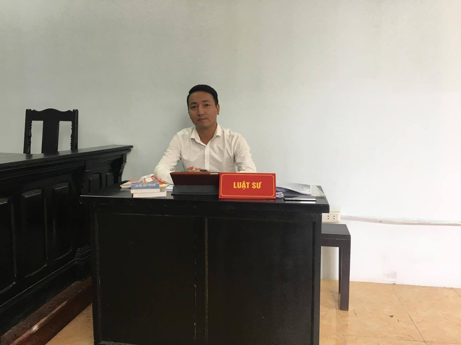 Bị cáo ôm luật sư khóc nức nở khi được hưởng án treo