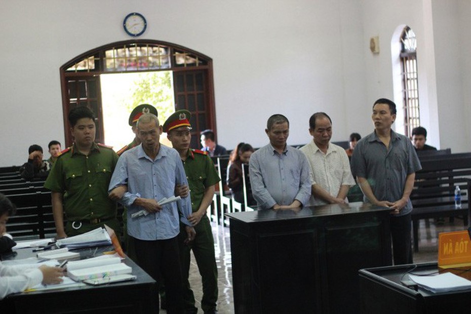 Thư ký tòa làm giả 2 quyết định ly hôn bị lĩnh án tù
